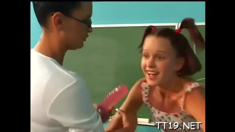 Girl’s wazoo left gaping