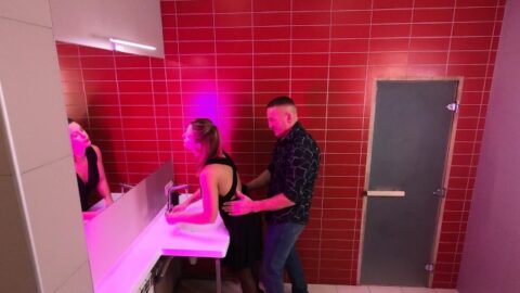 REAL FUCK ABD CREAMPIE AT NIGHT CLUB PUBLIC WC