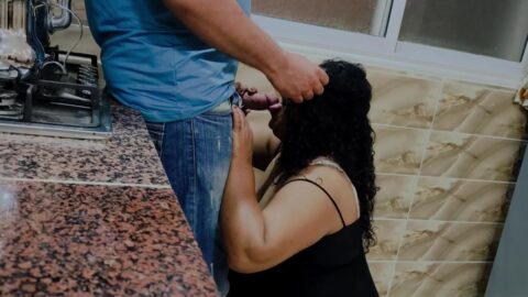 Saudi fuck an Egyptian maid from her ass in the kitchen سعودي بينيك خدامة مصرية من طيزها في مطبخ