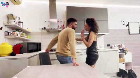 “VUOI IL CULO?ALLARGALO CON LE DITA CHE NON LO DO MAI” ITALIANA ANALE DOPO DISCOTECA CON SCONOSCIUTO