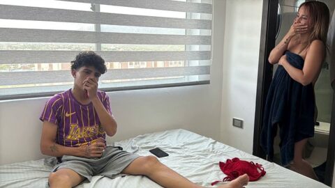 Descubro a mi travieso hijastro jugando con mi ropa interior y hago que me coja duro para guardar el secreto.