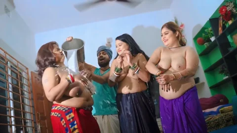 Doodh wale ne teeno bhabhi ko doodh se nahlaya