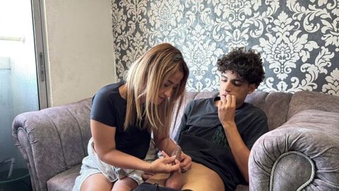 Madrastra de culo grande enseña a follar a su hijastro y este cumple su fantasía soñada.
